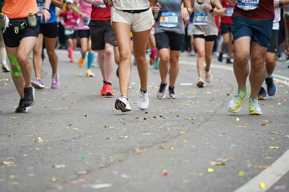 Corredores con dorsal en plena carrera