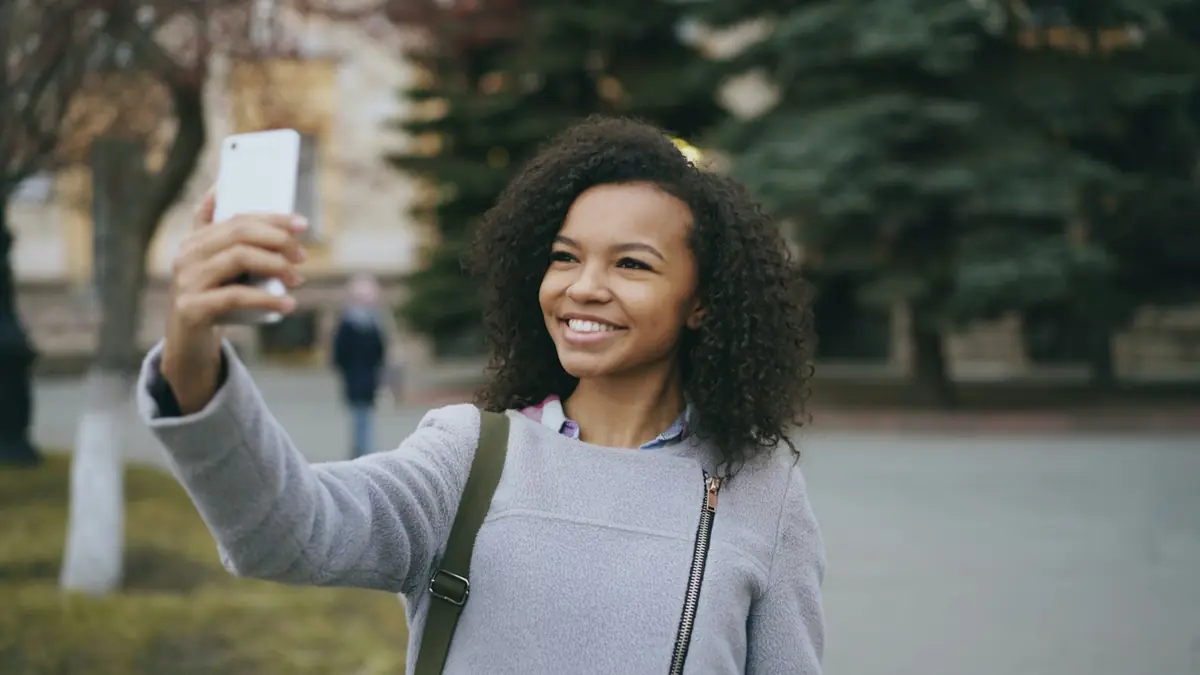 Una chica se toma una selfie con el teléfono
